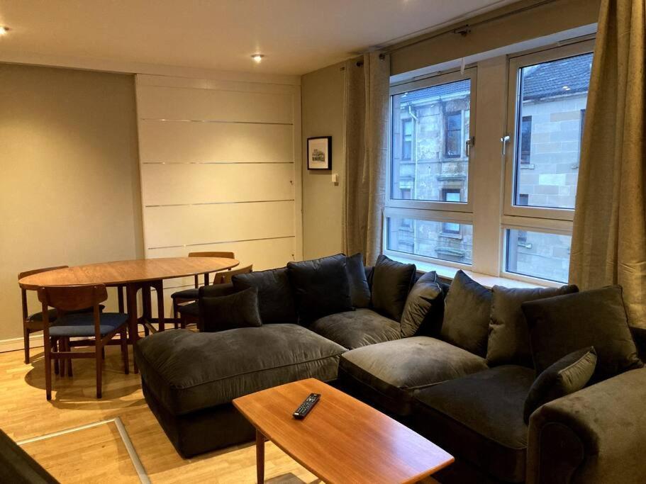 Stylish 2 Bed Accessible Flat Perfect Location Lägenhet Glasgow Exteriör bild